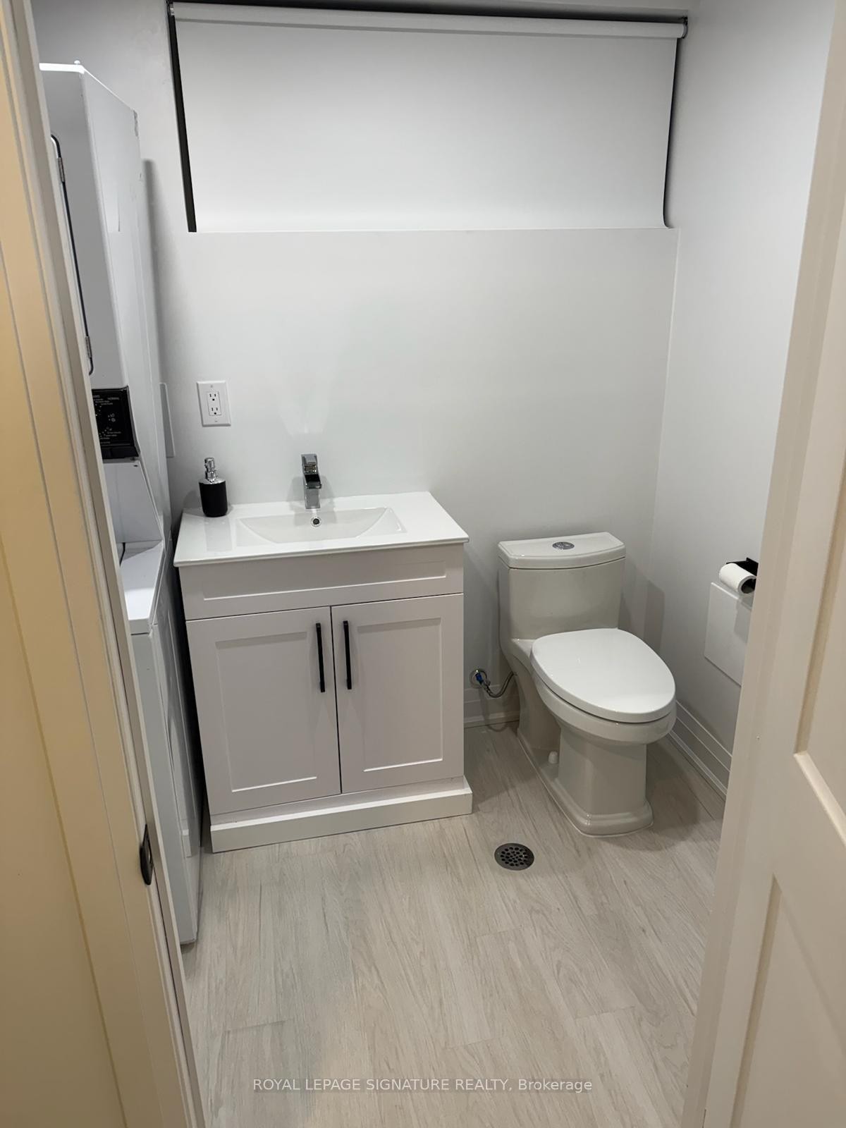 Lower-357 Rossland Road S, Oshawa, ON - Indoor Photo Showing Bathroom
