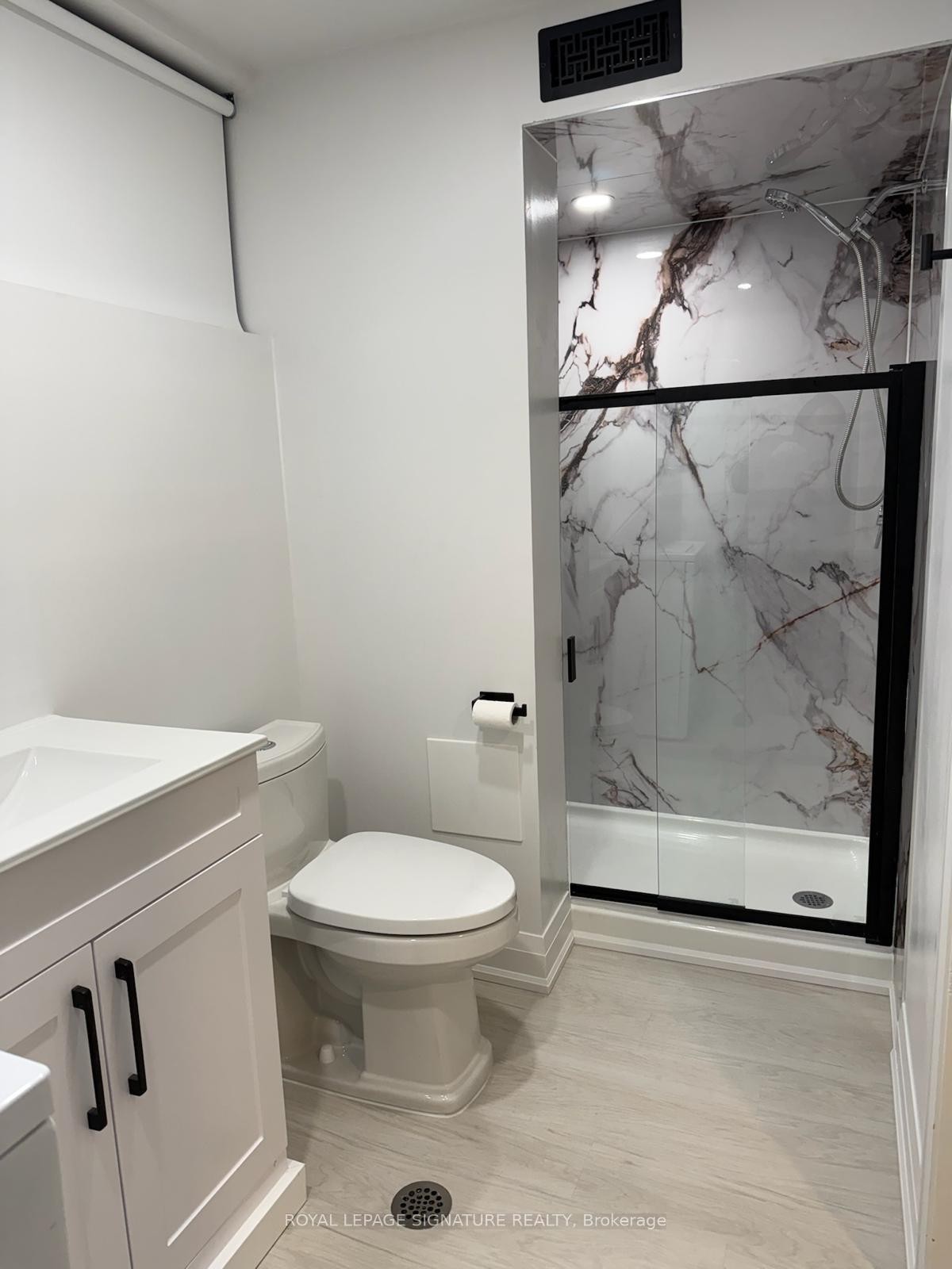 Lower-357 Rossland Road S, Oshawa, ON - Indoor Photo Showing Bathroom