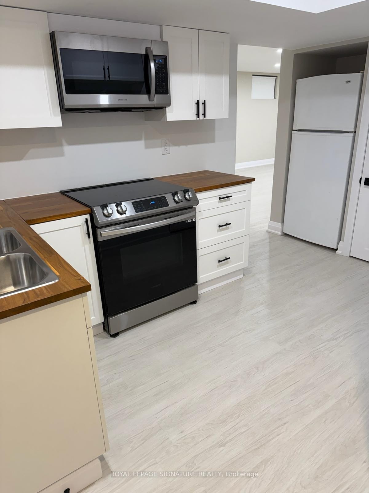 Lower-357 Rossland Road S, Oshawa, ON - Indoor Photo Showing Kitchen