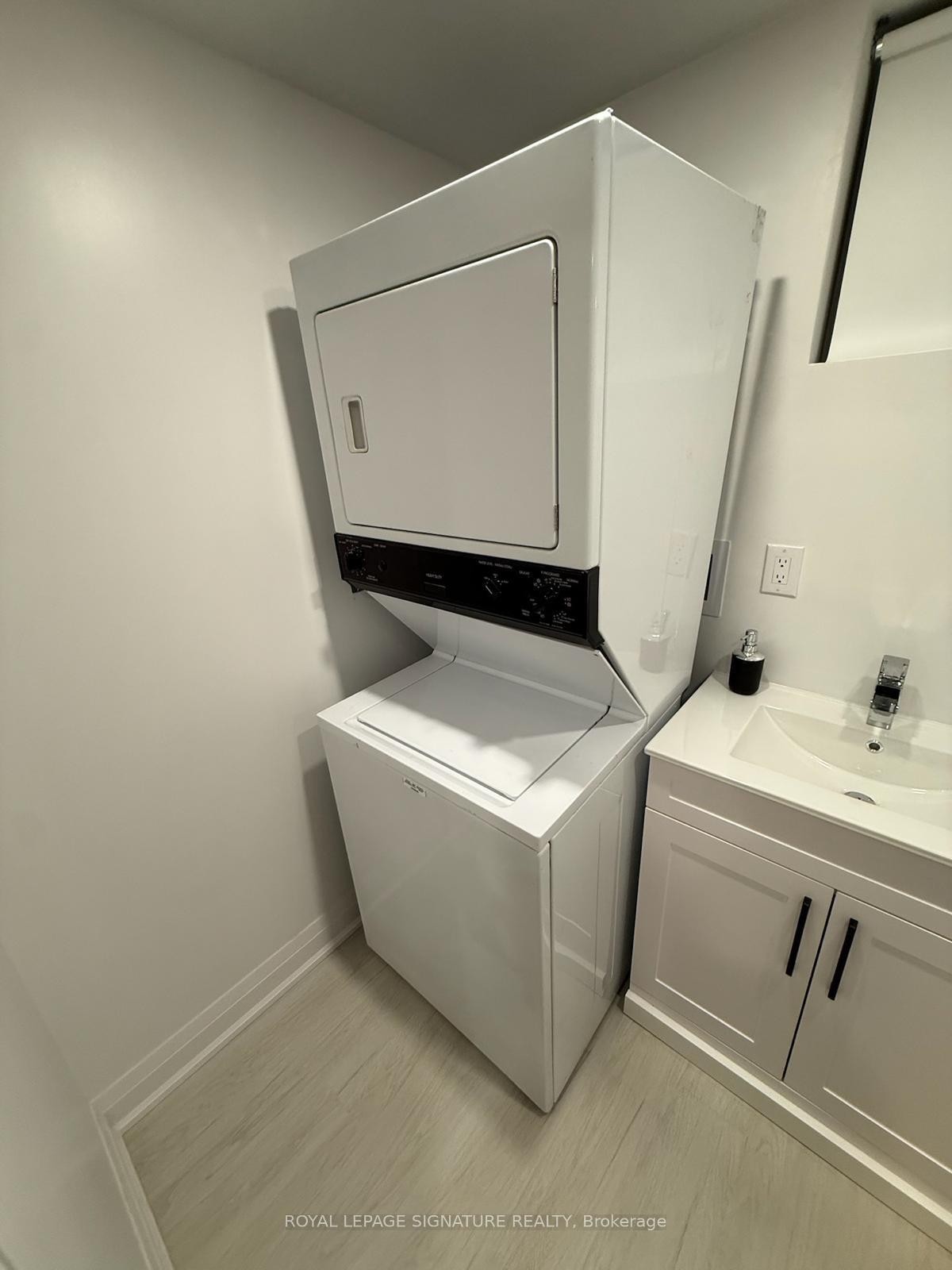 Lower-357 Rossland Road S, Oshawa, ON - Indoor Photo Showing Laundry Room