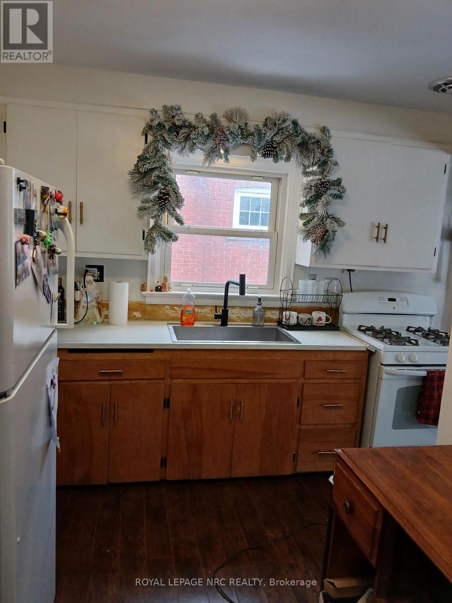 246 Highland Avenue, Fort Erie (Central), ON - Indoor Photo Showing Kitchen With Double Sink