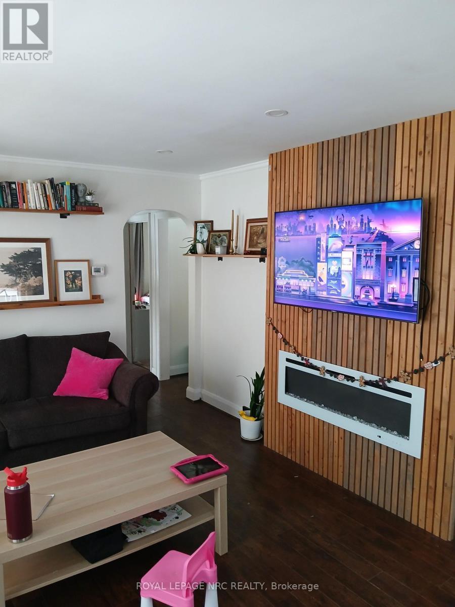 246 Highland Avenue, Fort Erie (Central), ON - Indoor Photo Showing Living Room