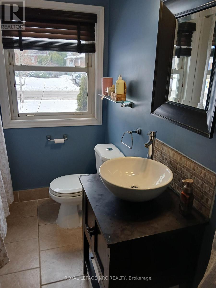246 Highland Avenue, Fort Erie (Central), ON - Indoor Photo Showing Bathroom