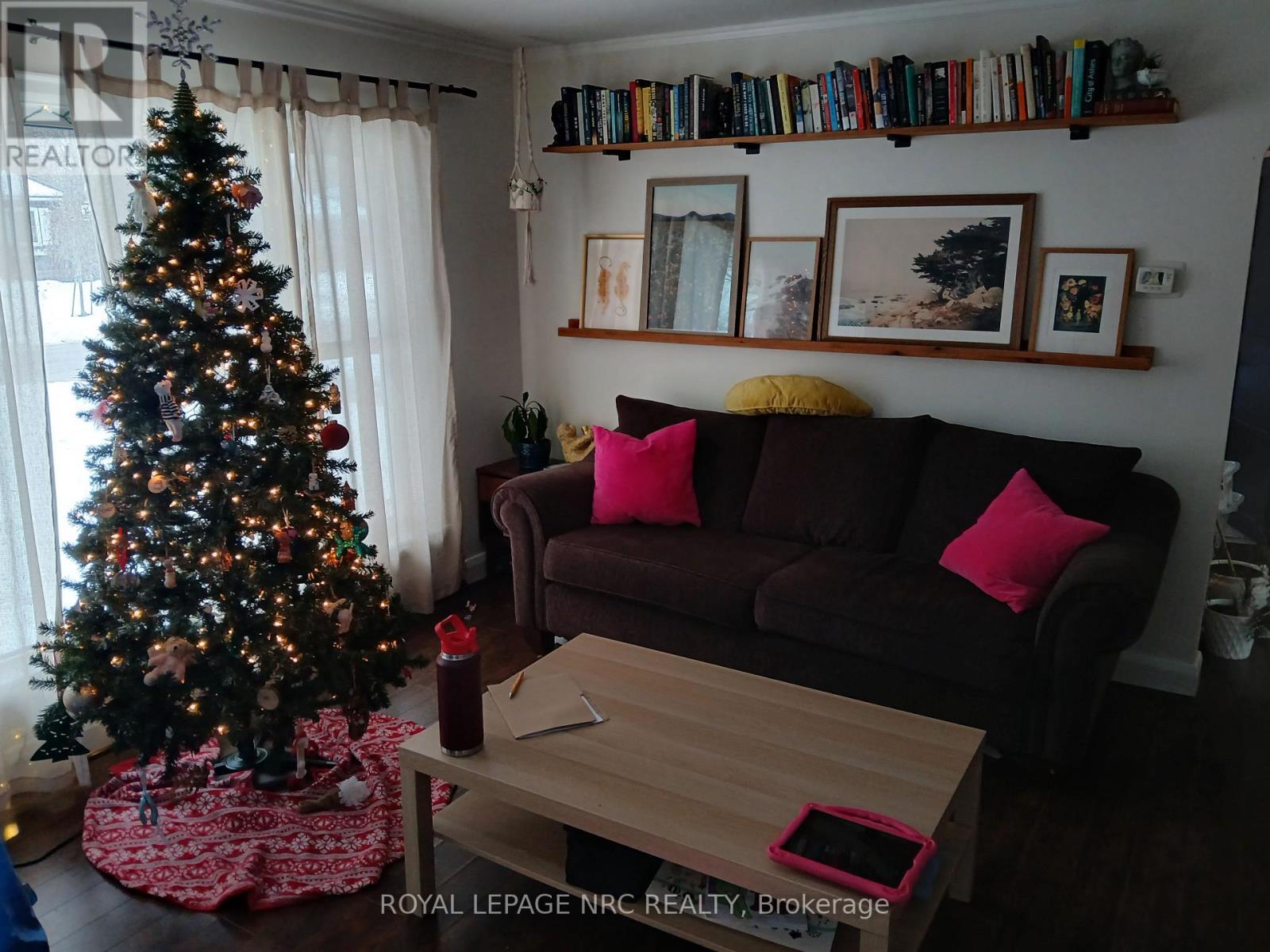 246 Highland Avenue, Fort Erie (Central), ON - Indoor Photo Showing Living Room