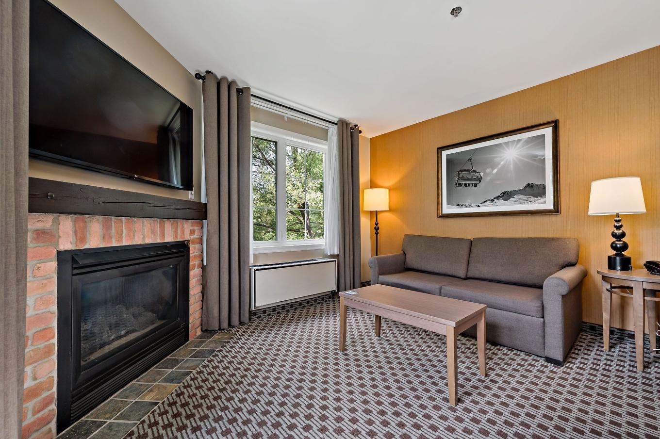 Salon - 231-232-160 Ch. Du Curé-Deslauriers, Mont-Tremblant, QC - Indoor Photo Showing Living Room With Fireplace