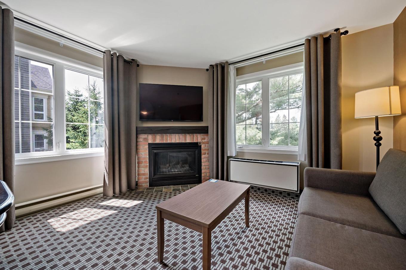 Salon - 231-232-160 Ch. Du Curé-Deslauriers, Mont-Tremblant, QC - Indoor Photo Showing Living Room With Fireplace