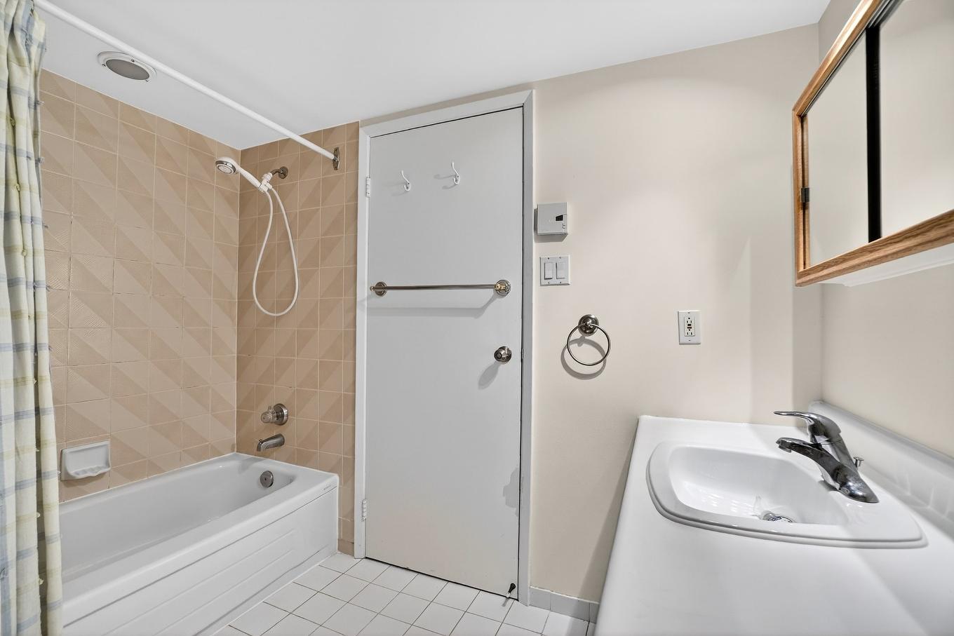 Bathroom - 1-14609 Rue Aumais, Montréal (Pierrefonds-Roxboro), QC - Indoor Photo Showing Bathroom