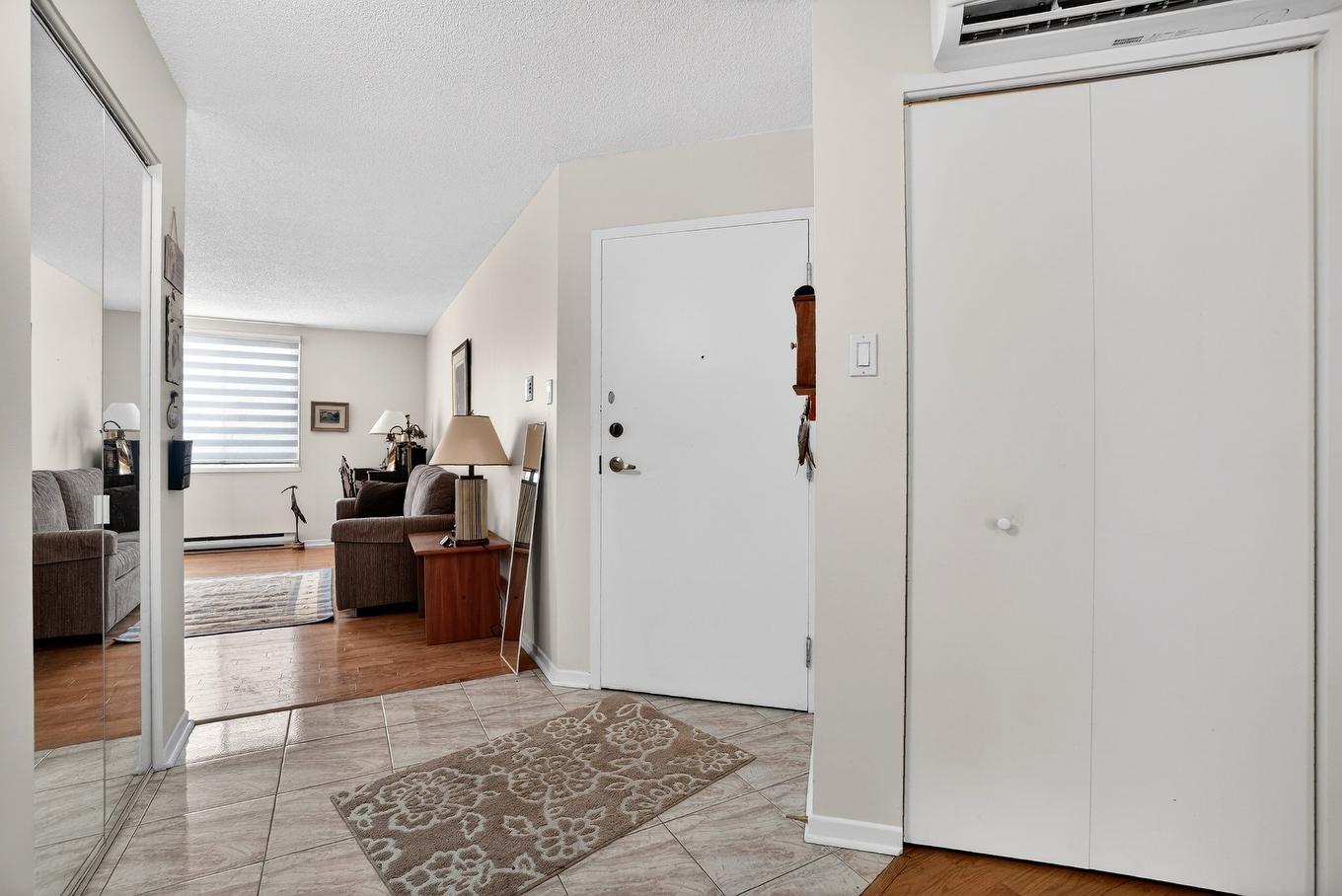 Hall - 1-14609 Rue Aumais, Montréal (Pierrefonds-Roxboro), QC - Indoor Photo Showing Other Room