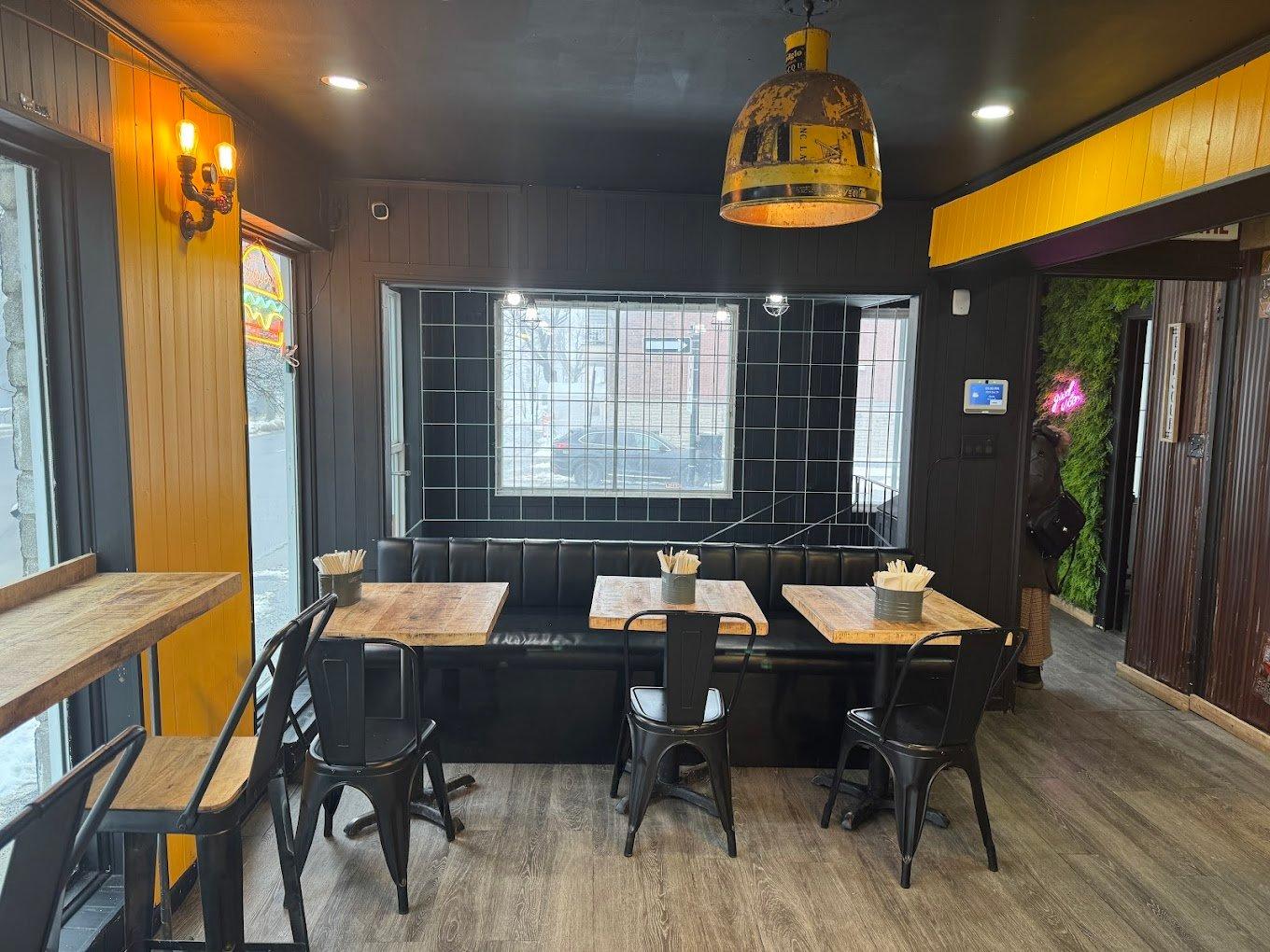 Restaurant - 70 Rue Chabanel O., Montréal (Ahuntsic-Cartierville), QC