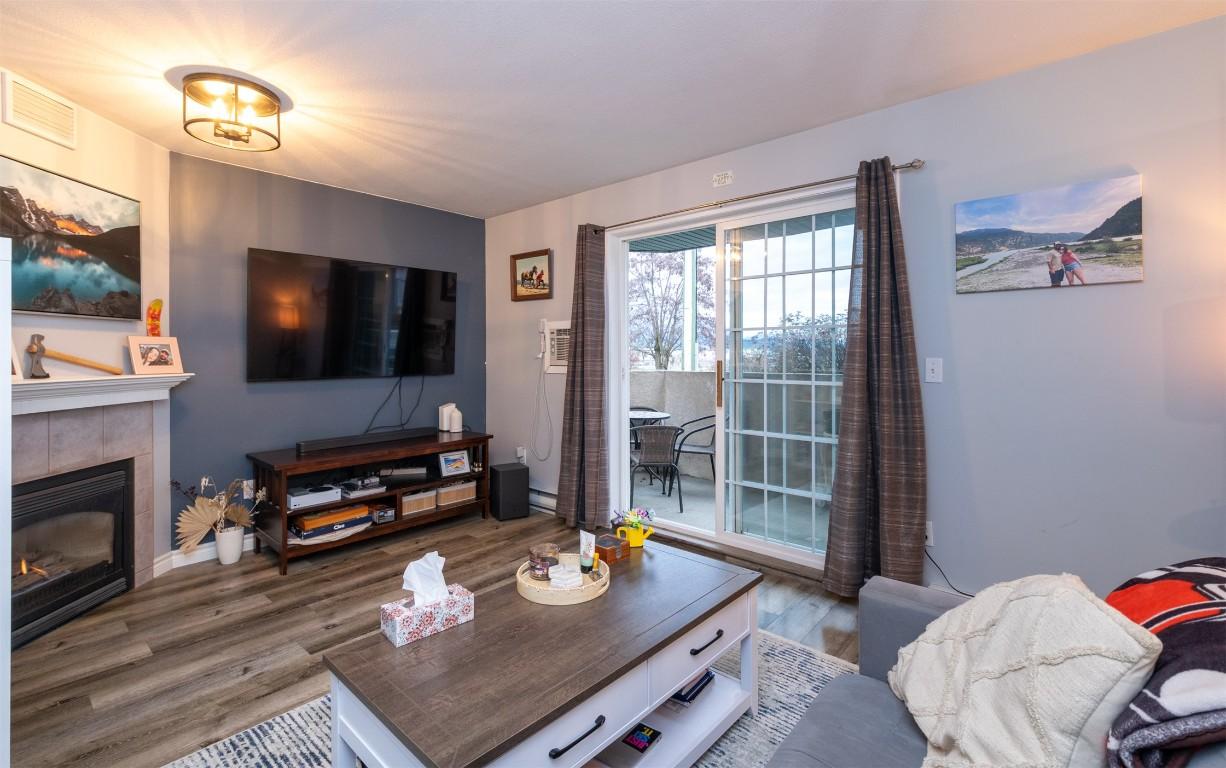 101-160 5 Avenue, Salmon Arm, BC - Indoor Photo Showing Living Room With Fireplace