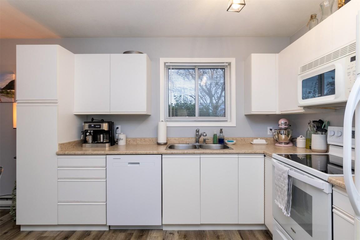 101-160 5 Avenue, Salmon Arm, BC - Indoor Photo Showing Kitchen With Double Sink