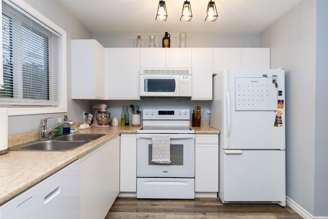 101-160 5 Avenue, Salmon Arm, BC - Indoor Photo Showing Kitchen With Double Sink