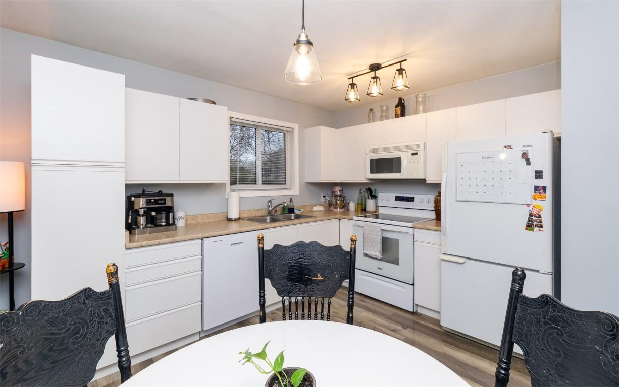 101-160 5 Avenue, Salmon Arm, BC - Indoor Photo Showing Kitchen With Double Sink
