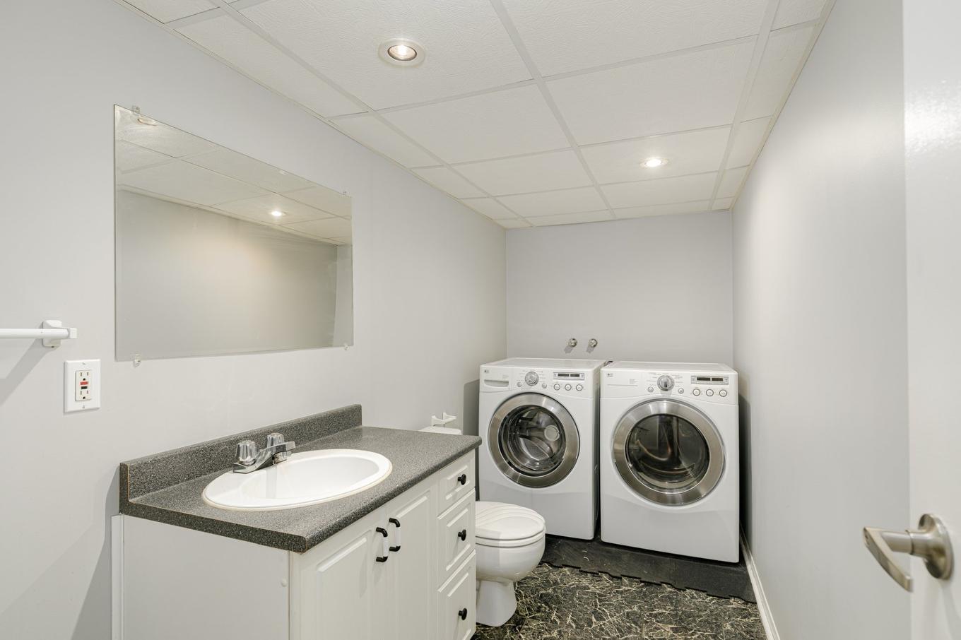 Powder room - 3429 Rue De Toscane, Terrebonne (Terrebonne), QC - Indoor Photo Showing Laundry Room