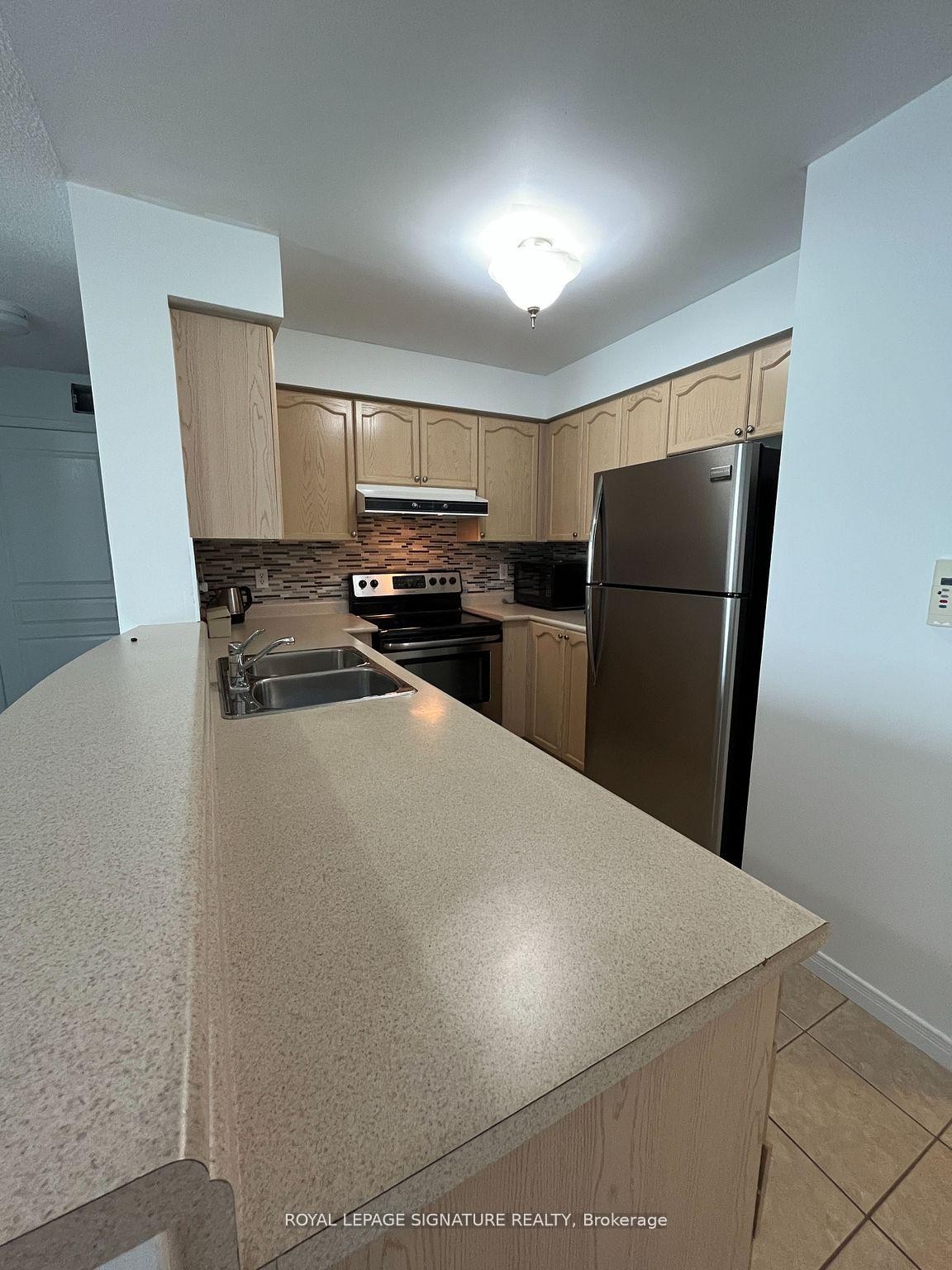 407-2545 Erin Centre Boulevard, Mississauga, ON - Indoor Photo Showing Kitchen With Double Sink