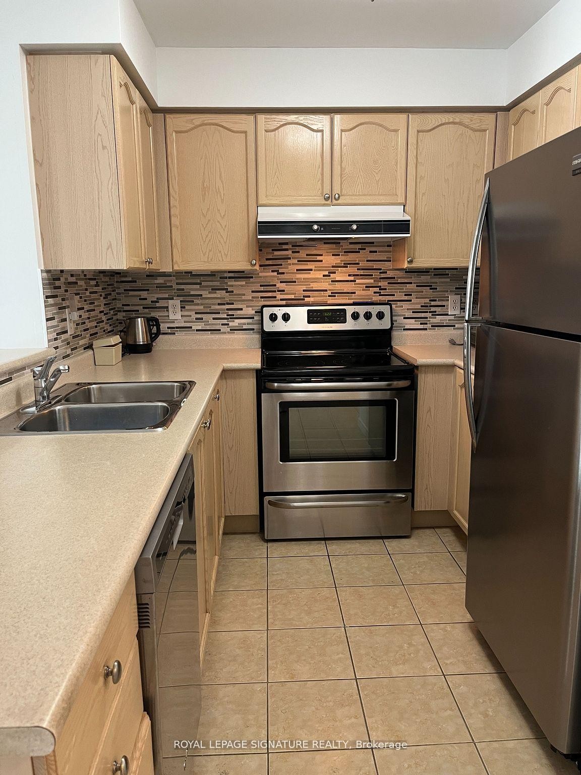 407-2545 Erin Centre Boulevard, Mississauga, ON - Indoor Photo Showing Kitchen With Double Sink