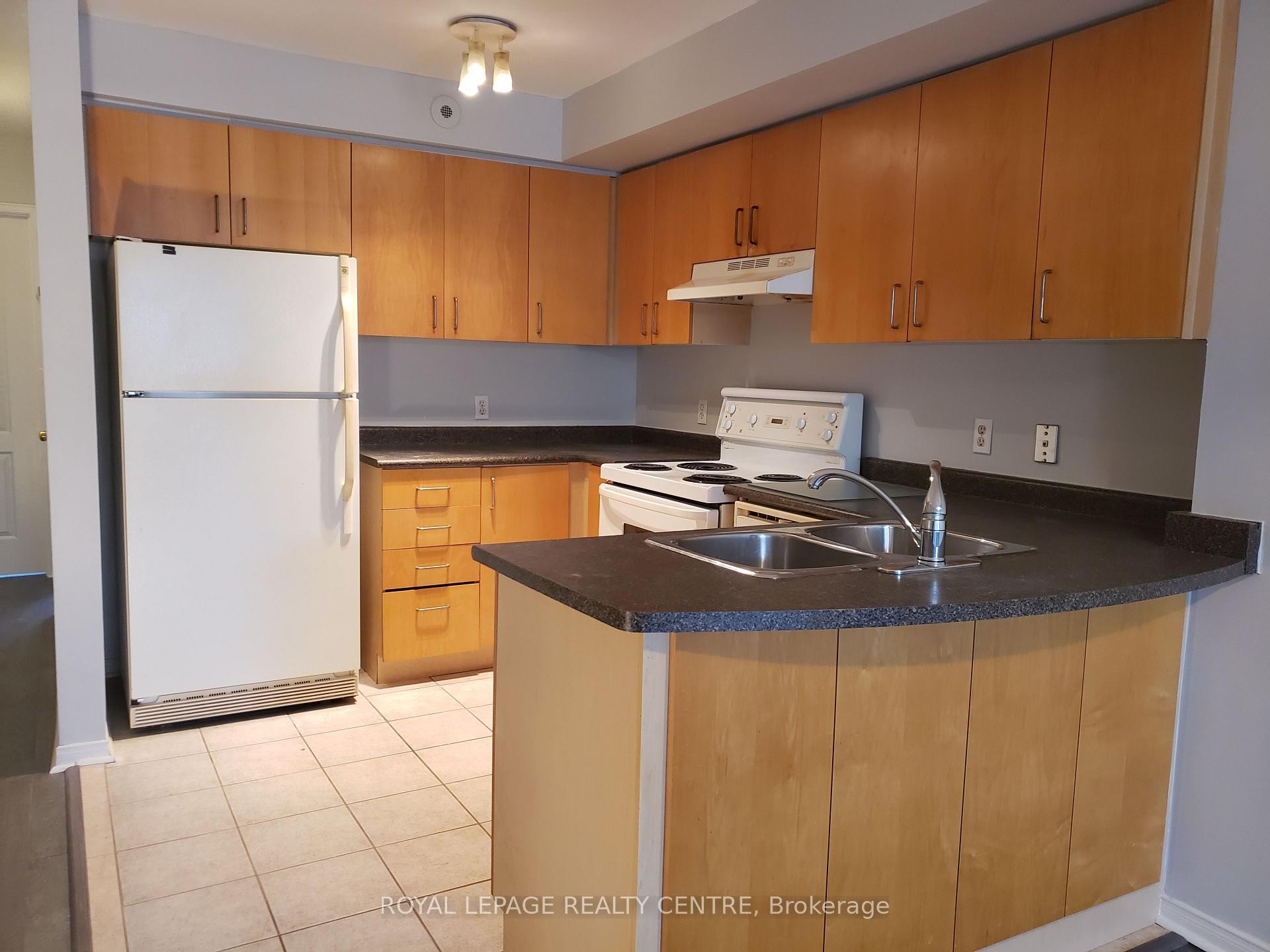 134-601 Shoreline Drive, Mississauga, ON - Indoor Photo Showing Kitchen With Double Sink