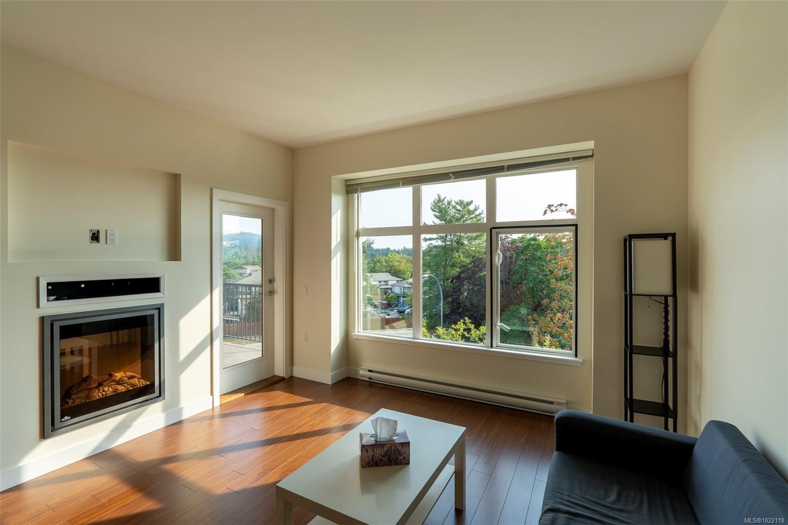 402-4030 Borden St, Saanich, BC - Indoor Photo Showing Living Room With Fireplace