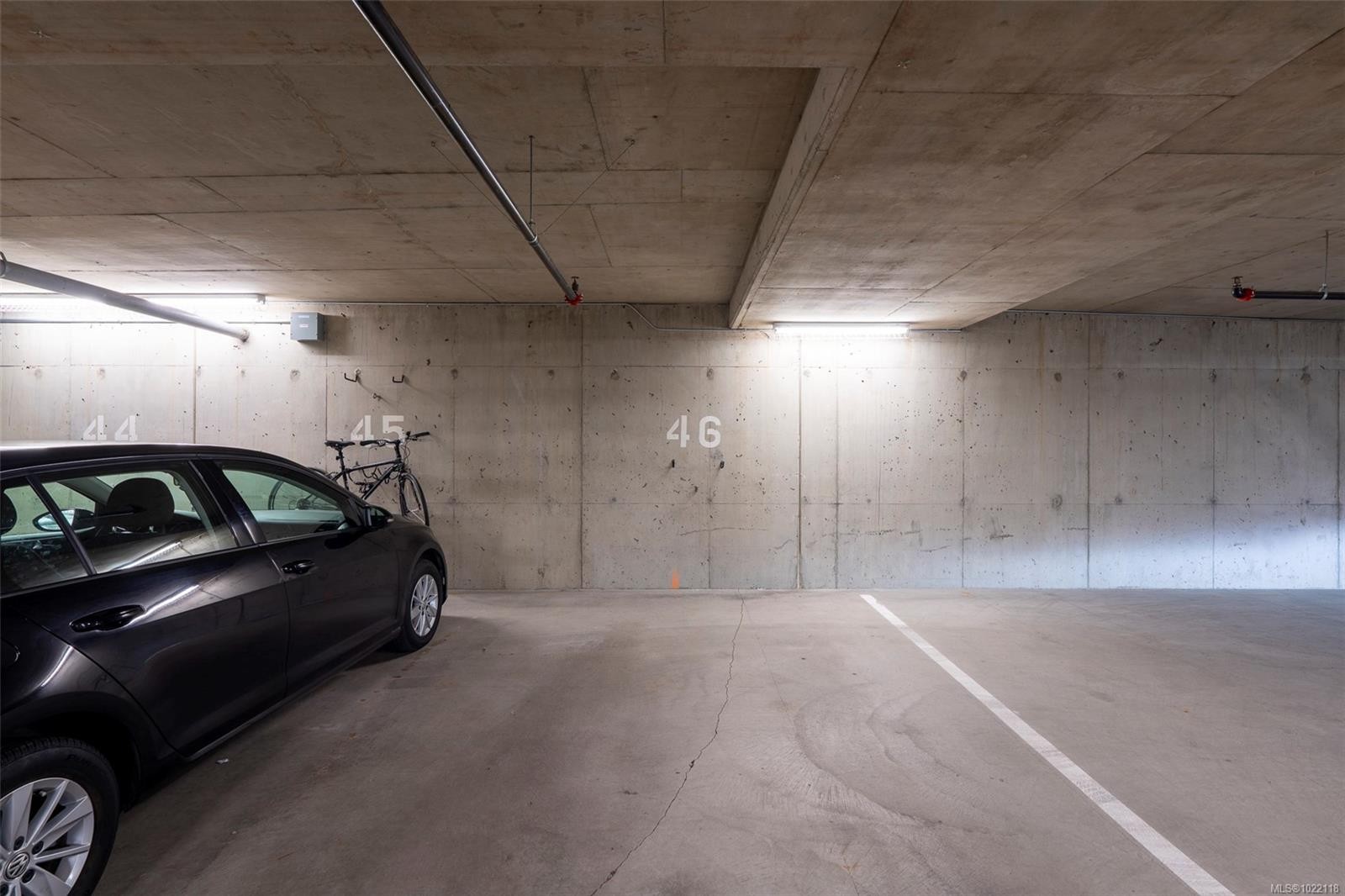 402-4030 Borden St, Saanich, BC - Indoor Photo Showing Garage