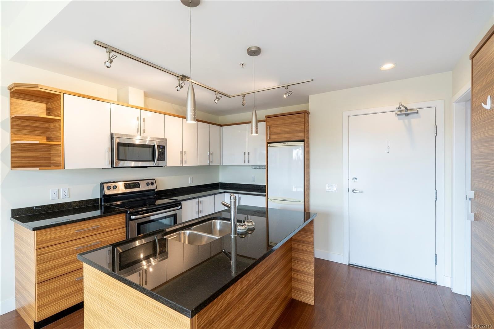402-4030 Borden St, Saanich, BC - Indoor Photo Showing Kitchen With Stainless Steel Kitchen With Double Sink With Upgraded Kitchen