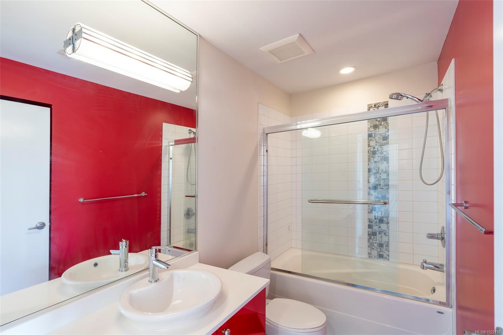 402-4030 Borden St, Saanich, BC - Indoor Photo Showing Bathroom