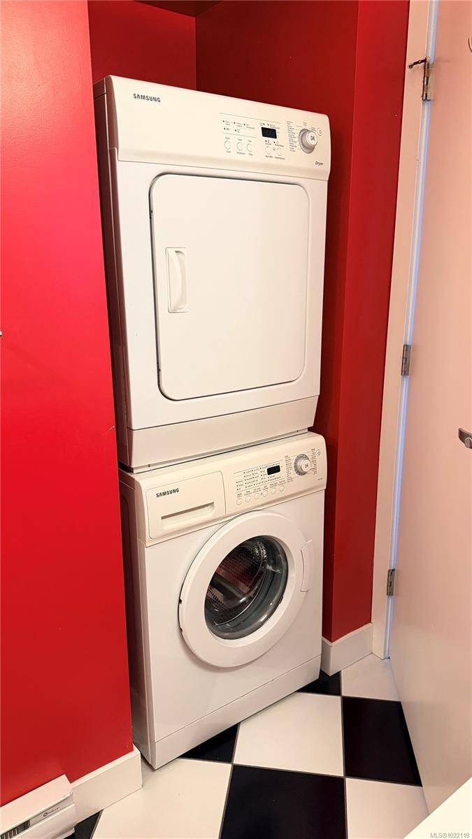 402-4030 Borden St, Saanich, BC - Indoor Photo Showing Laundry Room