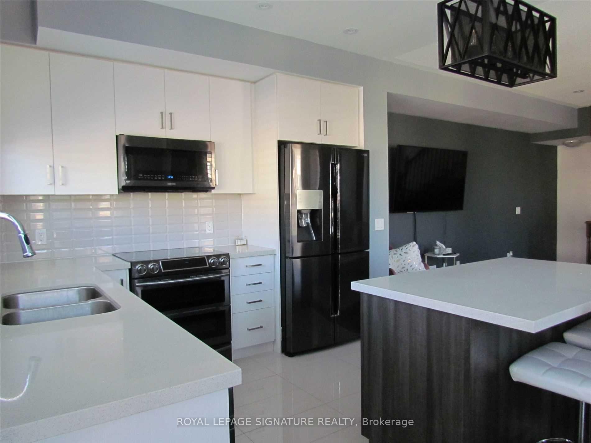 434 Athabasca Common, Oakville, ON - Indoor Photo Showing Kitchen With Double Sink