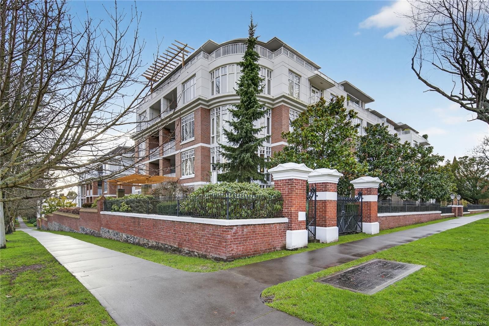 415-999 Burdett Ave, Victoria, BC - Outdoor