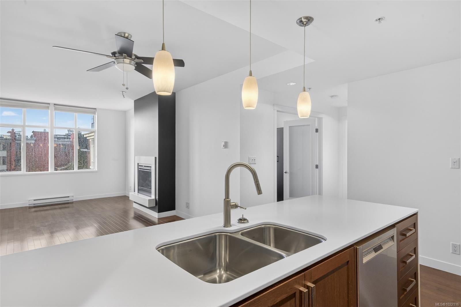 415-999 Burdett Ave, Victoria, BC - Indoor Photo Showing Kitchen With Double Sink