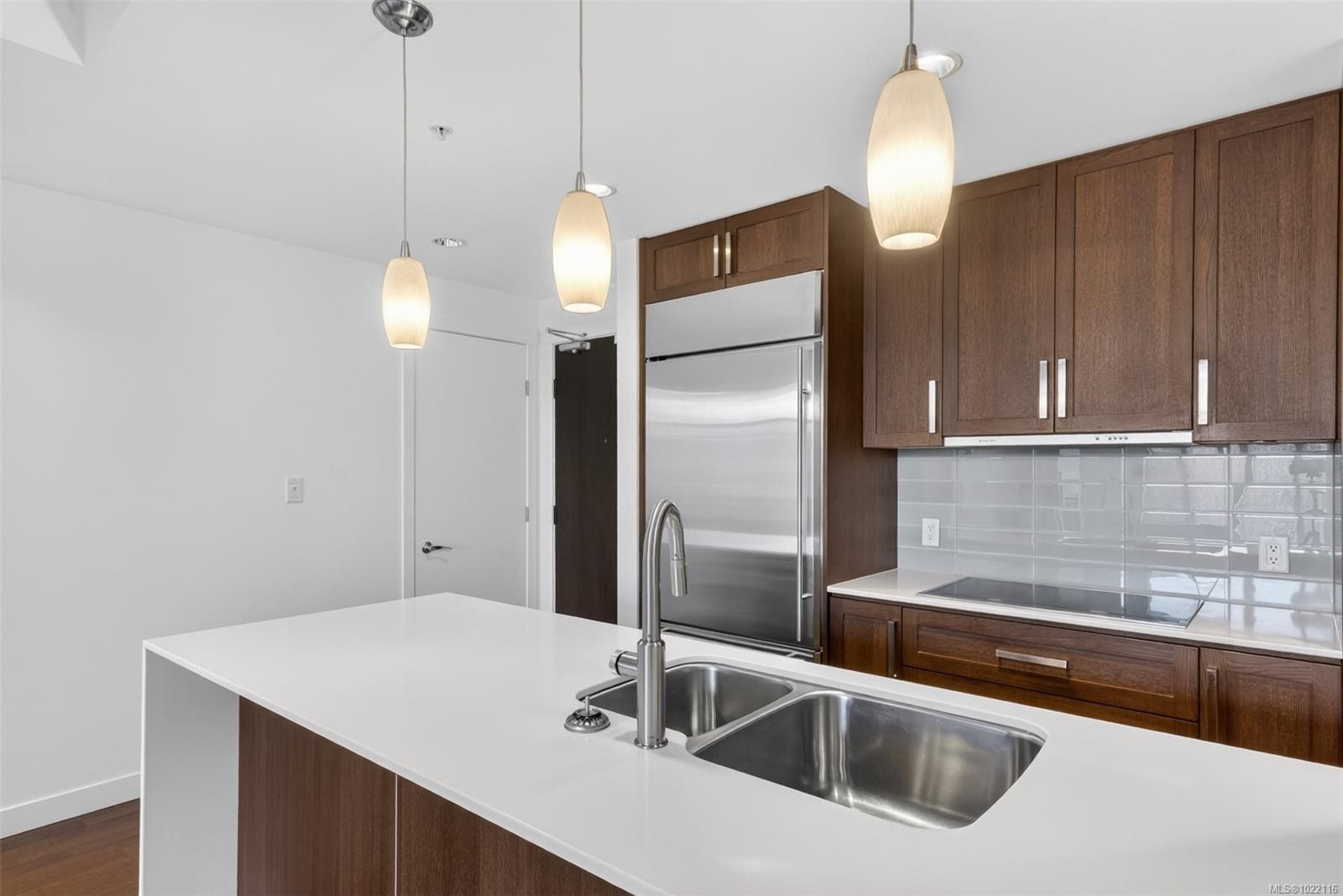 415-999 Burdett Ave, Victoria, BC - Indoor Photo Showing Kitchen With Double Sink With Upgraded Kitchen