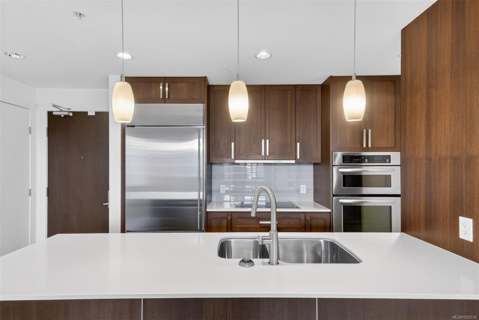 415-999 Burdett Ave, Victoria, BC - Indoor Photo Showing Kitchen With Stainless Steel Kitchen With Double Sink With Upgraded Kitchen
