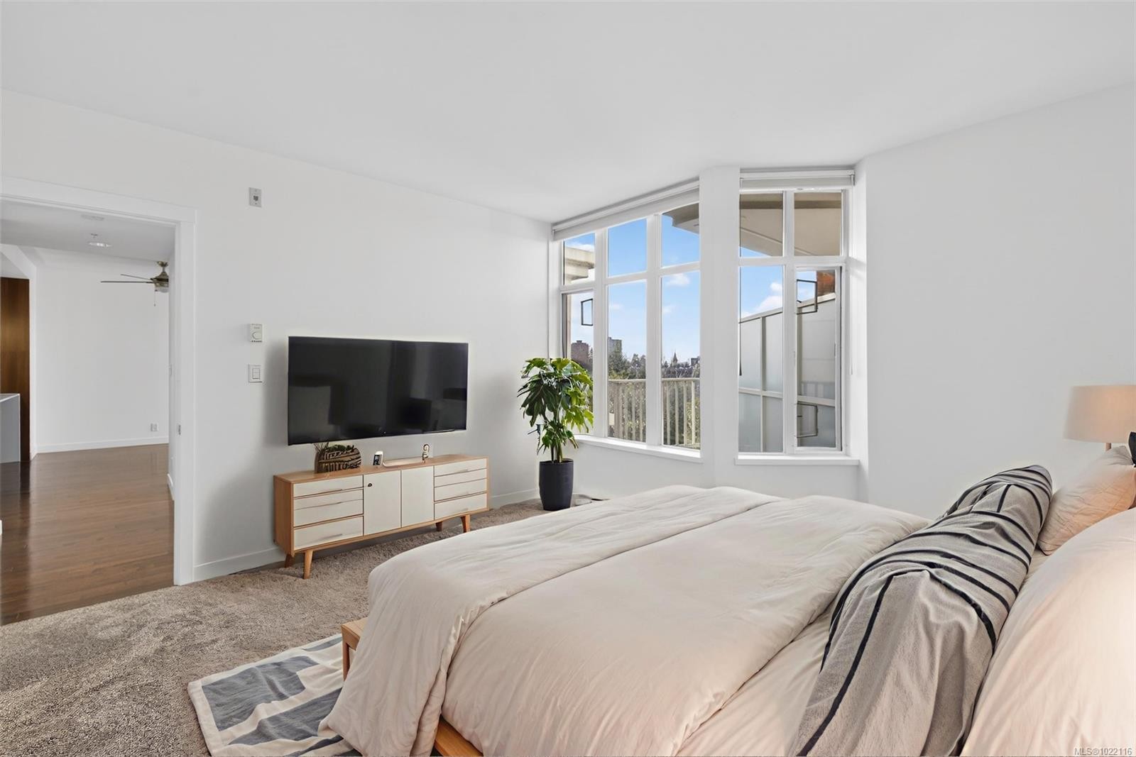 415-999 Burdett Ave, Victoria, BC - Indoor Photo Showing Bedroom