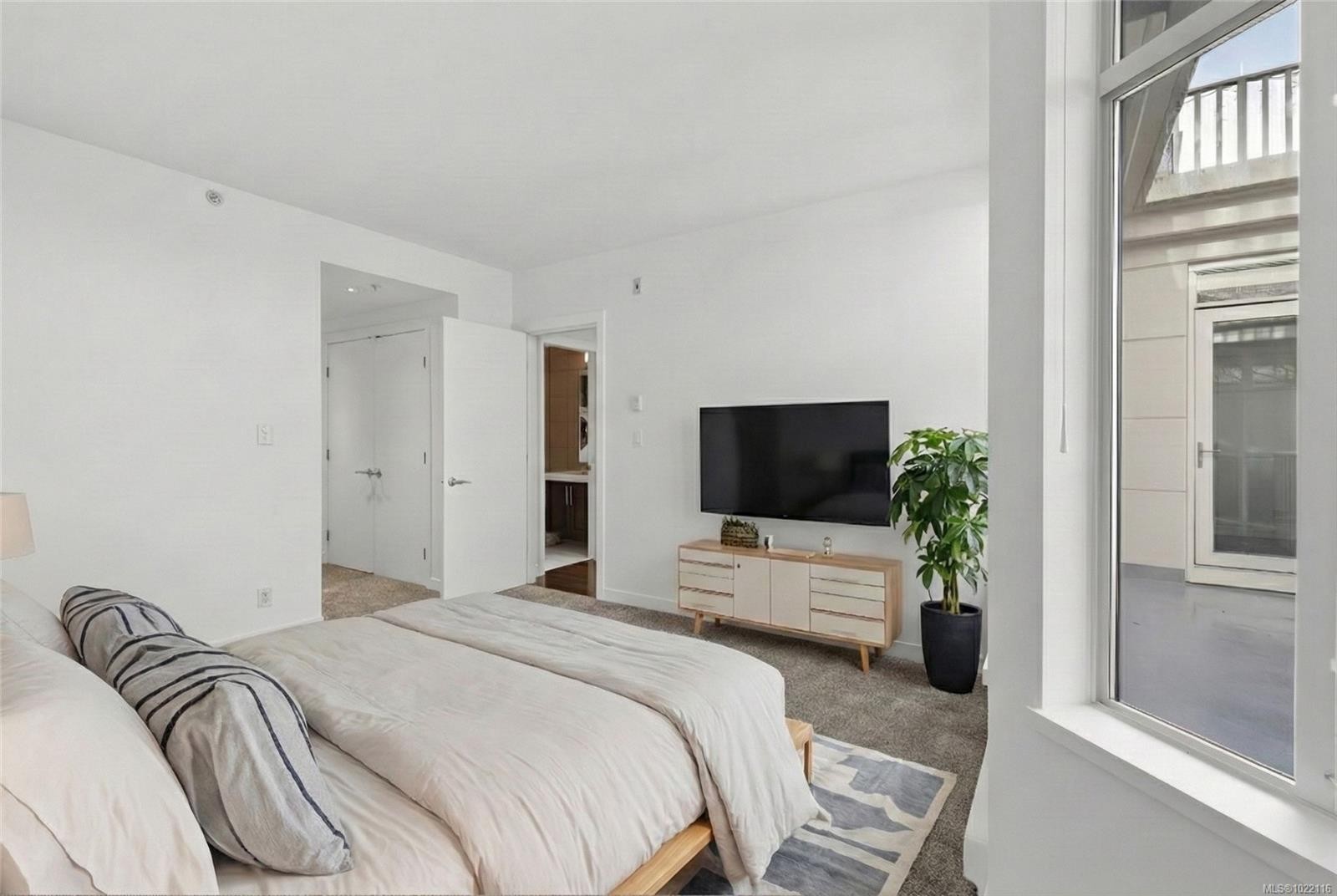 415-999 Burdett Ave, Victoria, BC - Indoor Photo Showing Bedroom