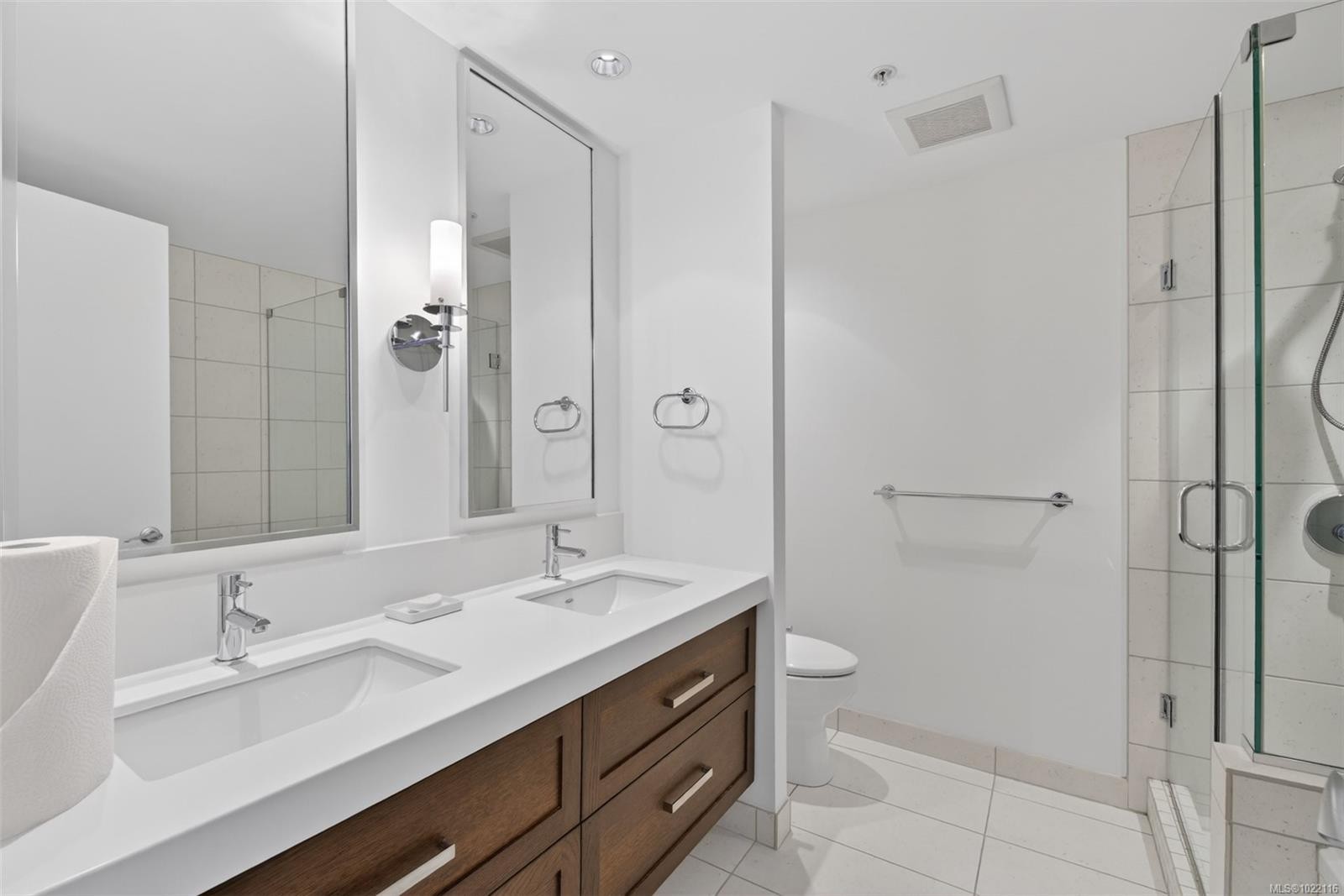 415-999 Burdett Ave, Victoria, BC - Indoor Photo Showing Bathroom