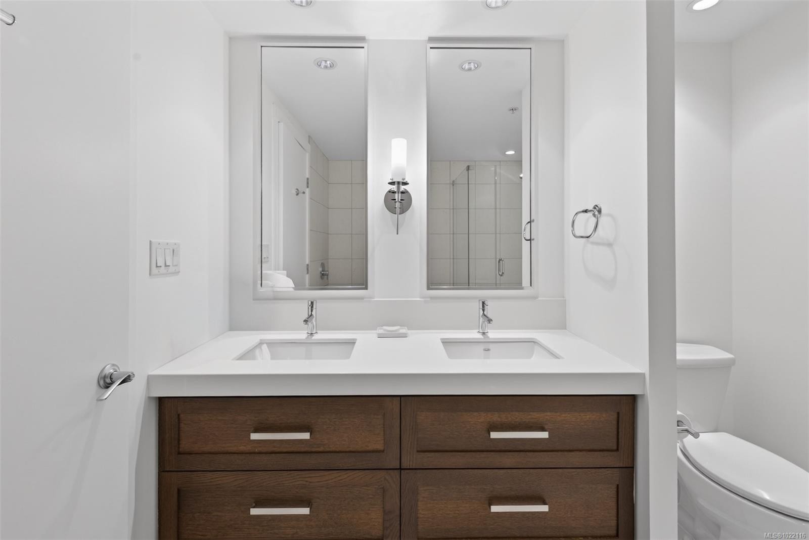 415-999 Burdett Ave, Victoria, BC - Indoor Photo Showing Bathroom