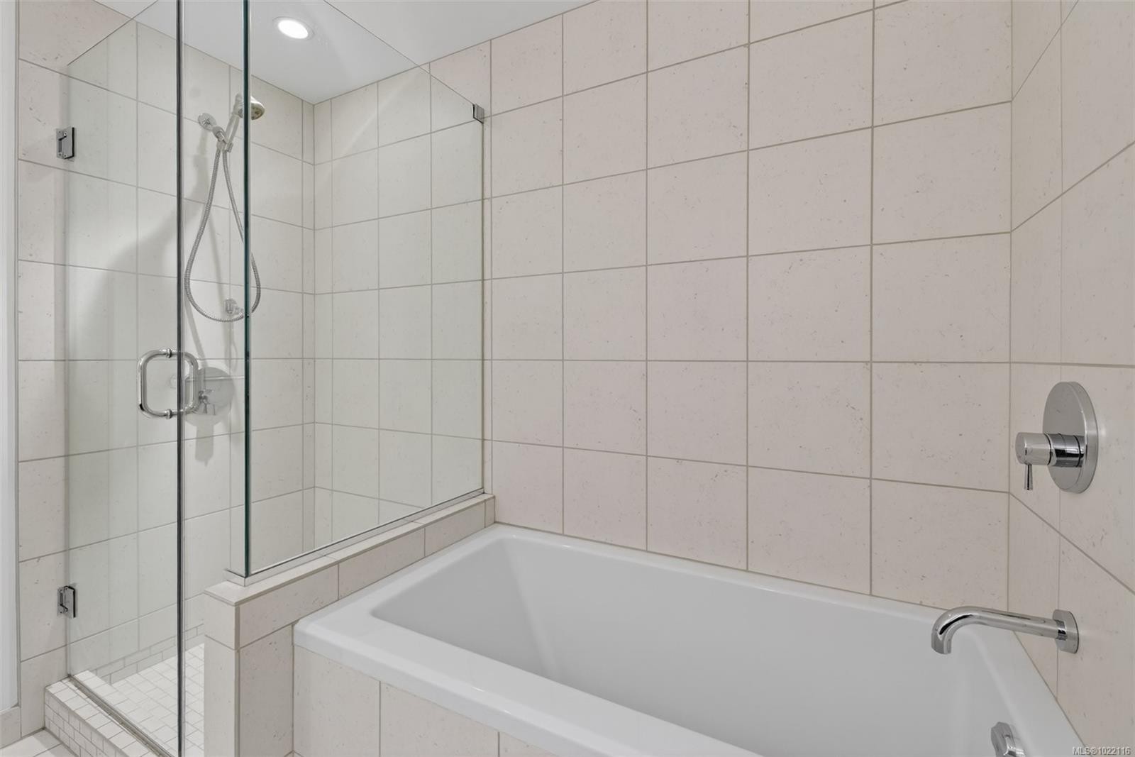 415-999 Burdett Ave, Victoria, BC - Indoor Photo Showing Bathroom