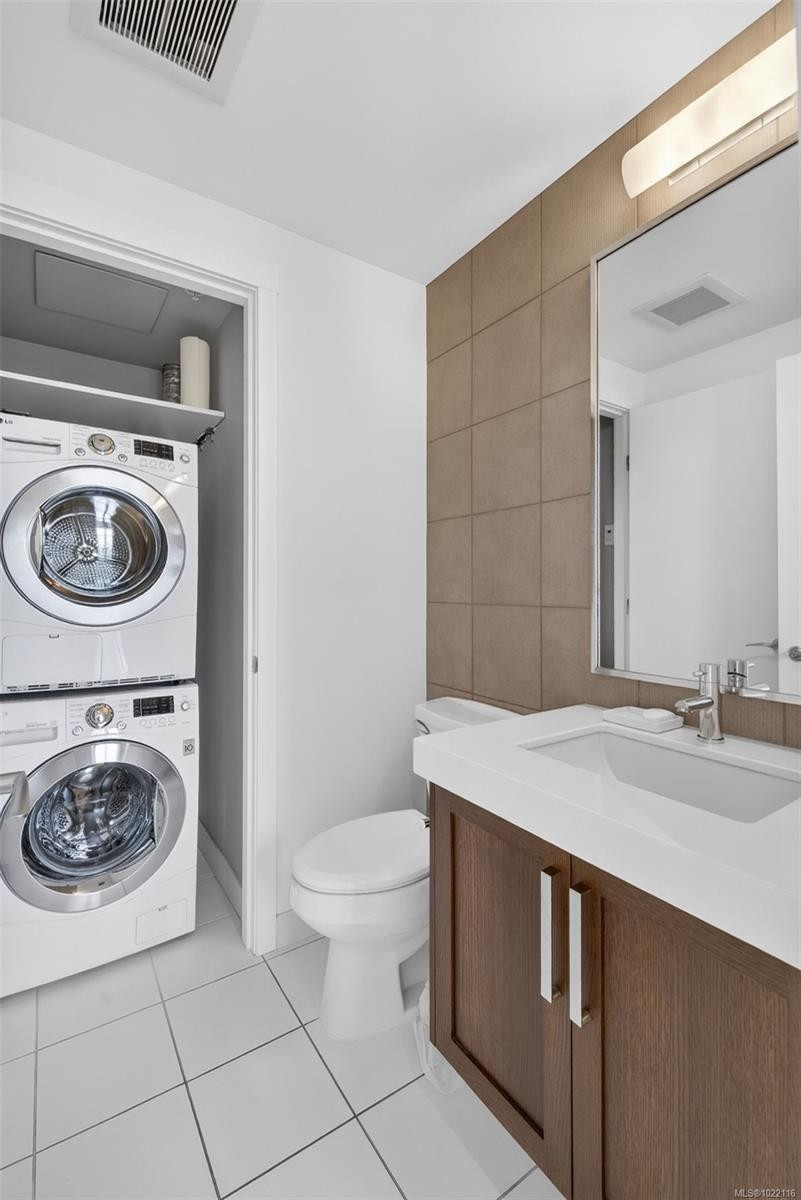 415-999 Burdett Ave, Victoria, BC - Indoor Photo Showing Laundry Room