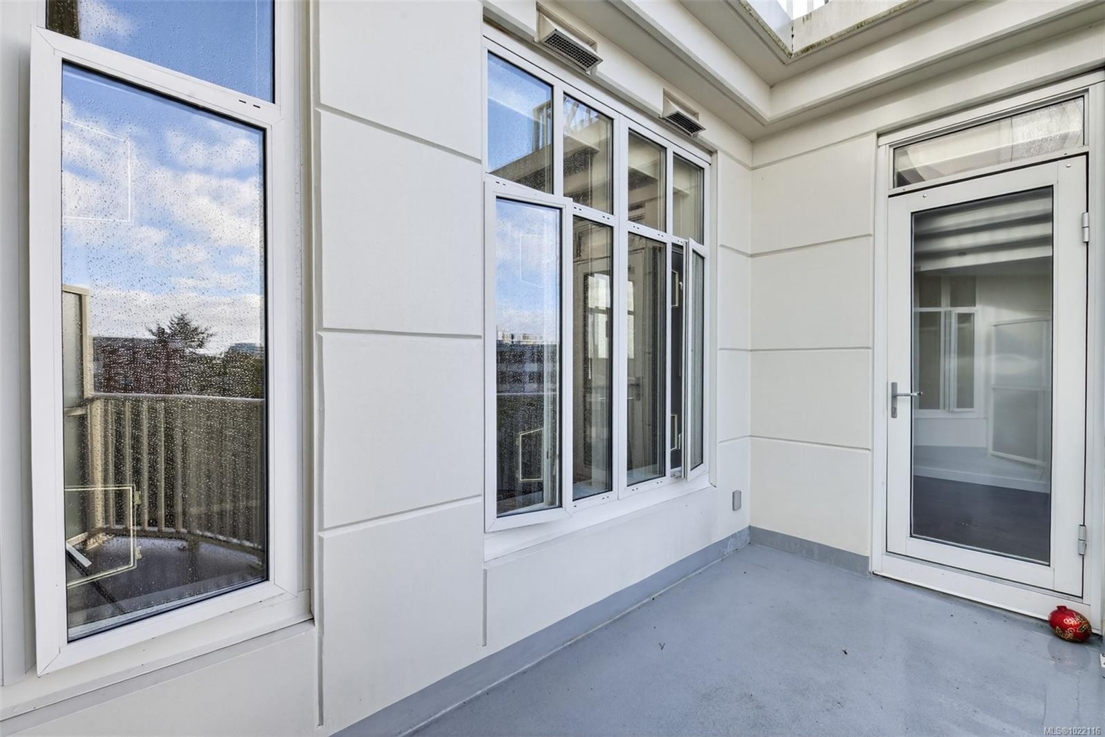 415-999 Burdett Ave, Victoria, BC - With Exterior