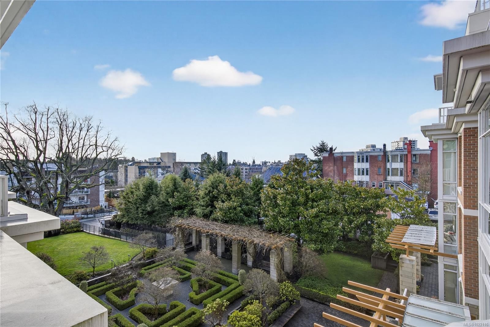 415-999 Burdett Ave, Victoria, BC - Outdoor