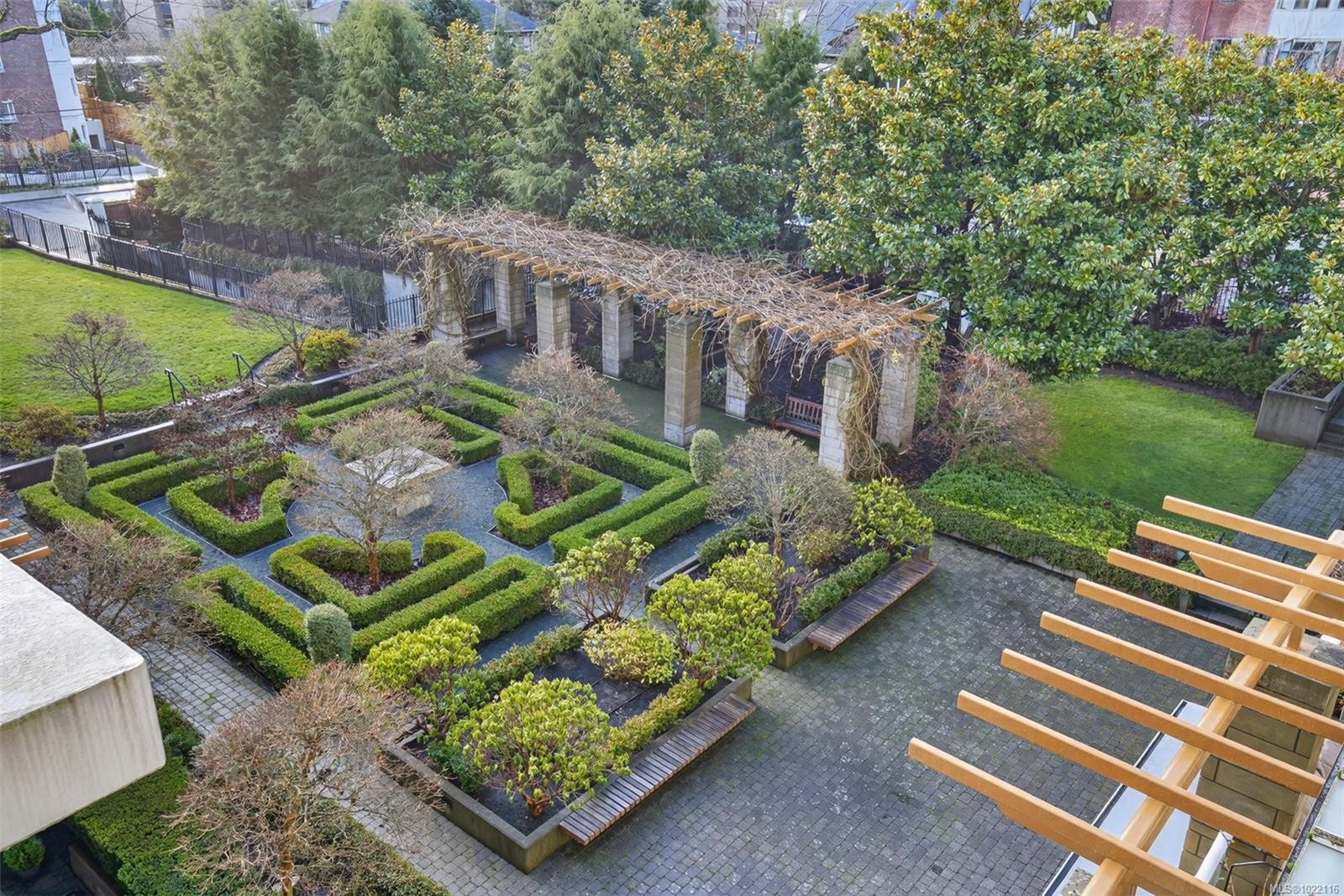 415-999 Burdett Ave, Victoria, BC - Outdoor