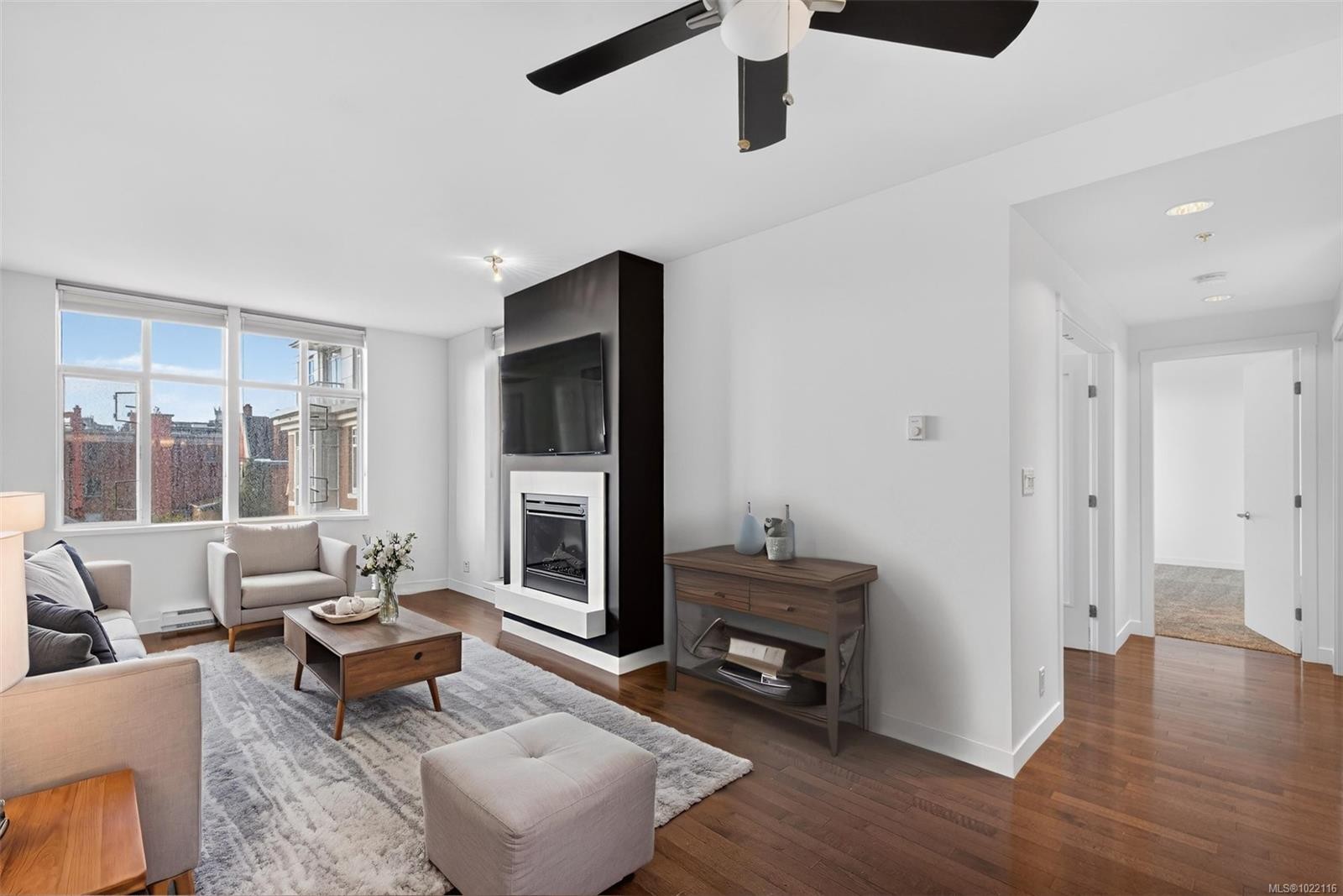 415-999 Burdett Ave, Victoria, BC - Indoor Photo Showing Living Room With Fireplace