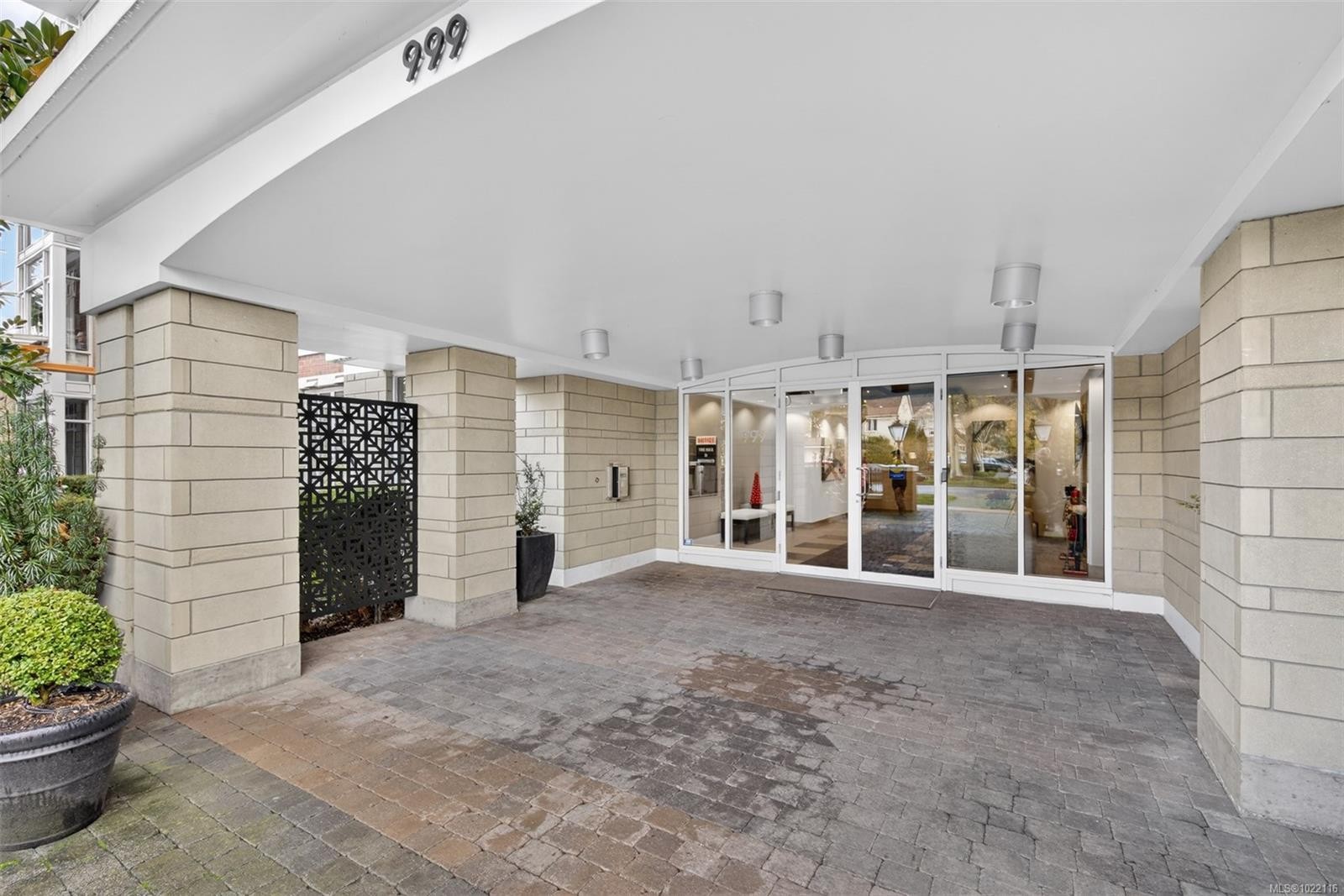 415-999 Burdett Ave, Victoria, BC - Outdoor