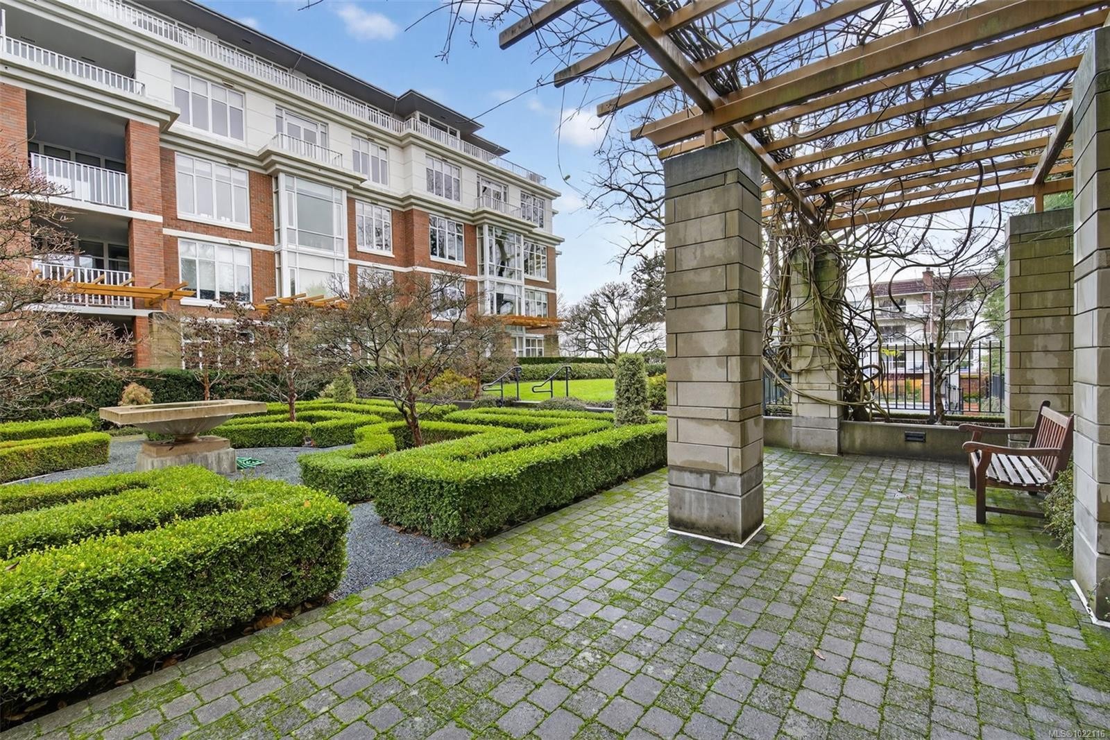 415-999 Burdett Ave, Victoria, BC - Outdoor