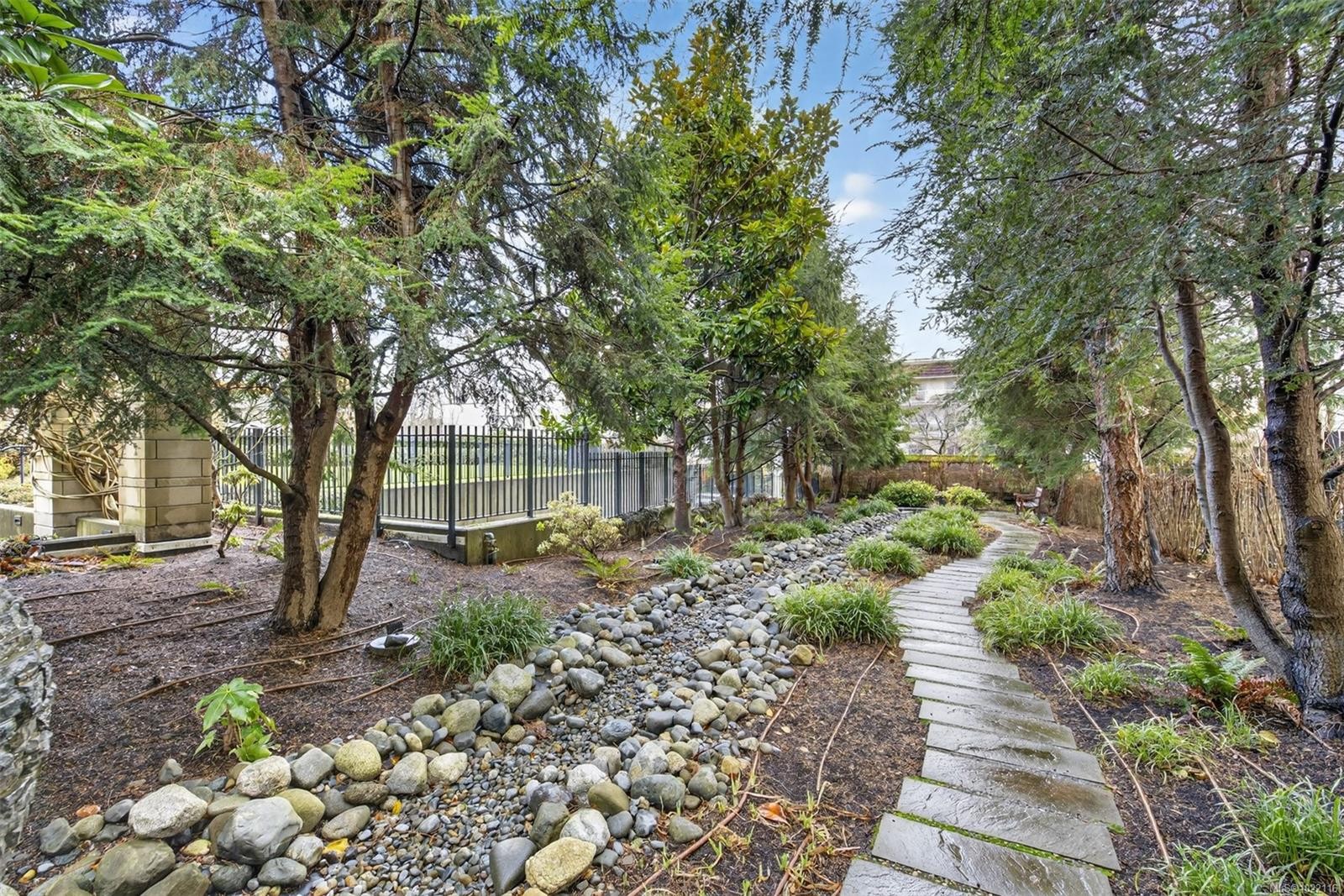 415-999 Burdett Ave, Victoria, BC - Outdoor