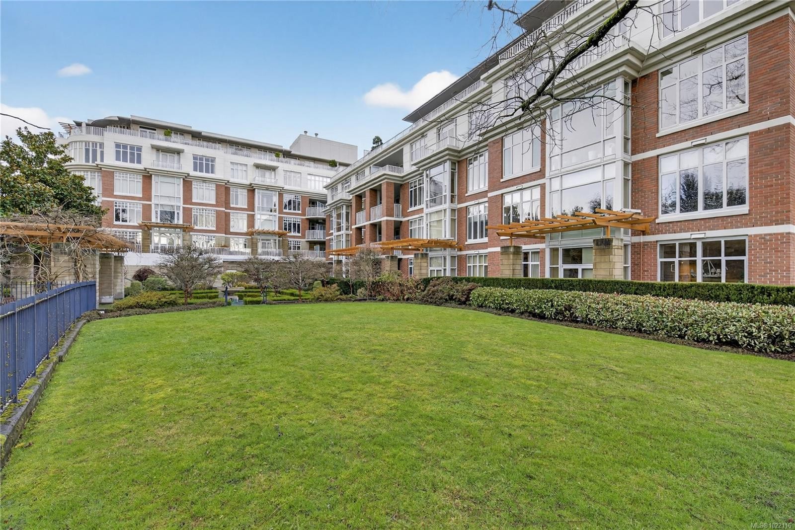 415-999 Burdett Ave, Victoria, BC - Outdoor