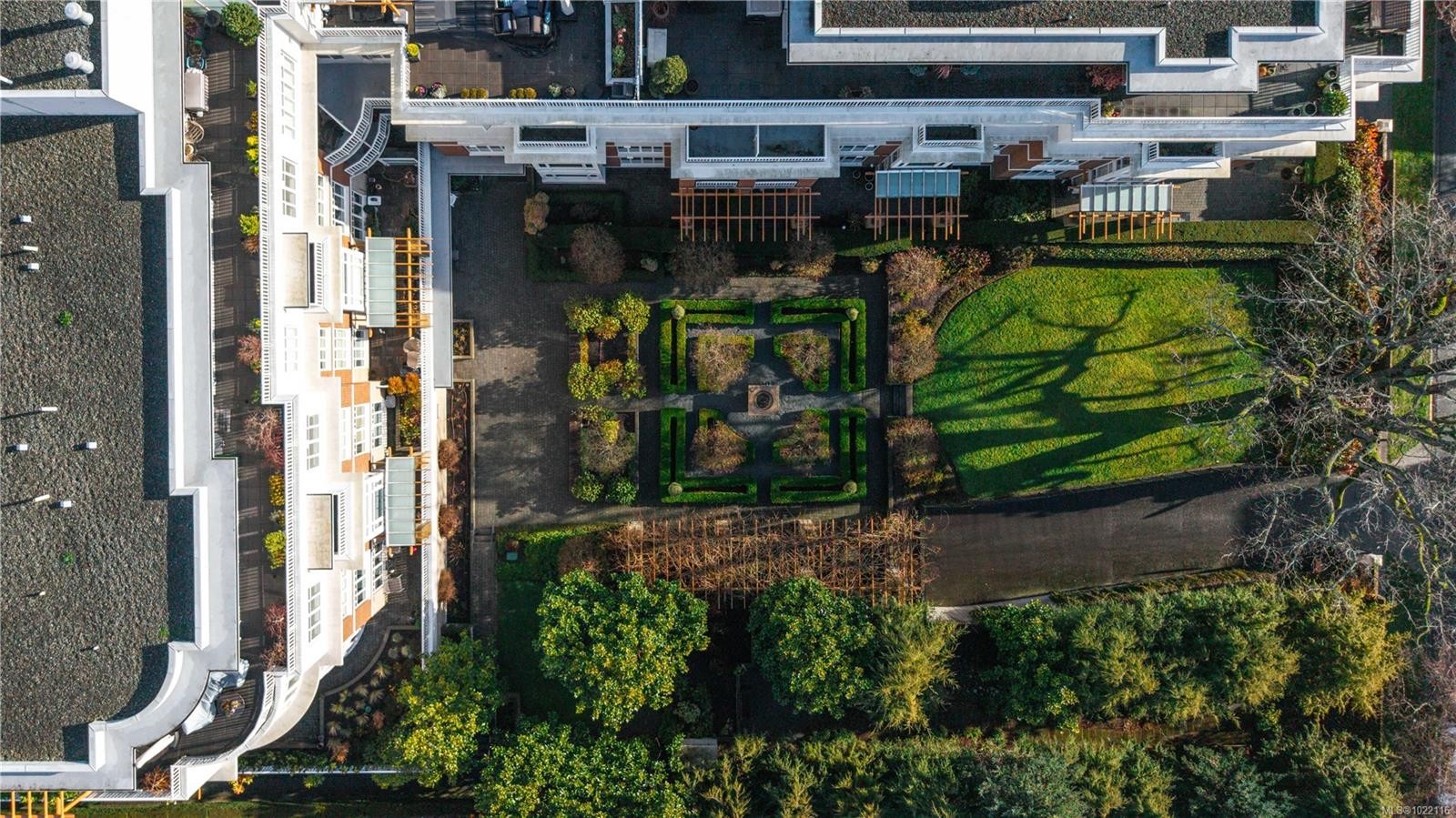 415-999 Burdett Ave, Victoria, BC - Outdoor