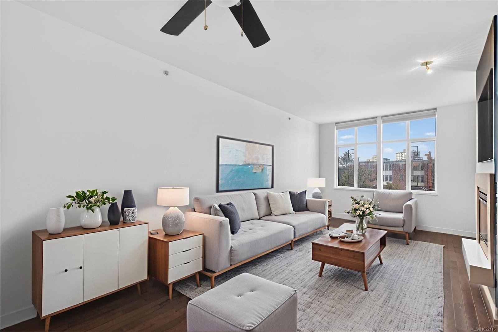 415-999 Burdett Ave, Victoria, BC - Indoor Photo Showing Living Room