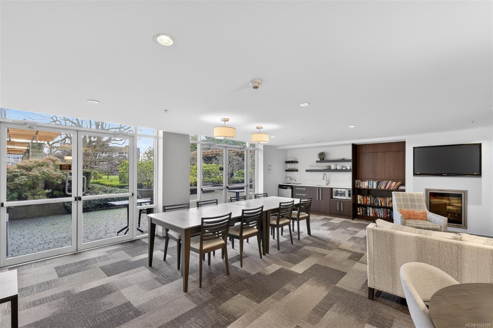 415-999 Burdett Ave, Victoria, BC - Indoor Photo Showing Other Room