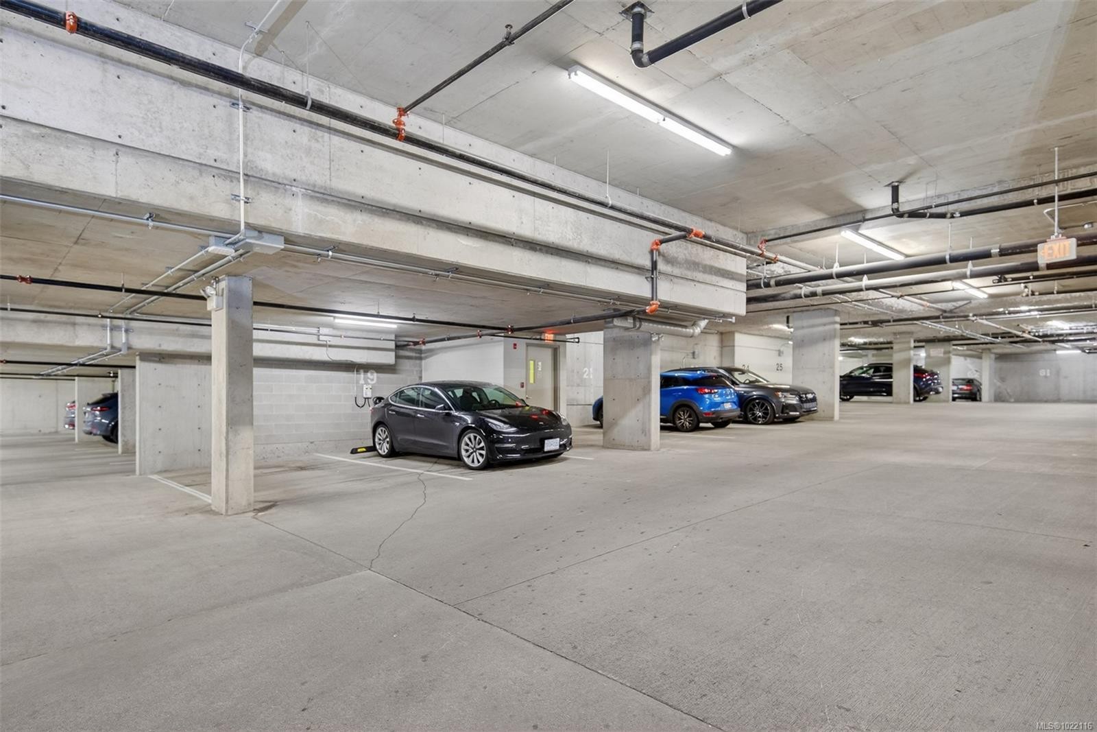 415-999 Burdett Ave, Victoria, BC - Indoor Photo Showing Garage