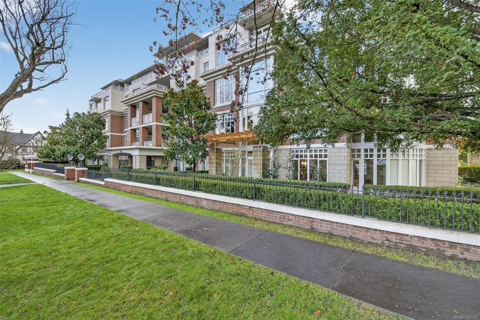 415-999 Burdett Ave, Victoria, BC - Outdoor